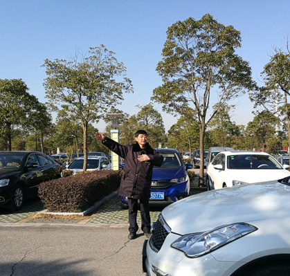 春节假期茅山景区游客中心停车场秩序井然