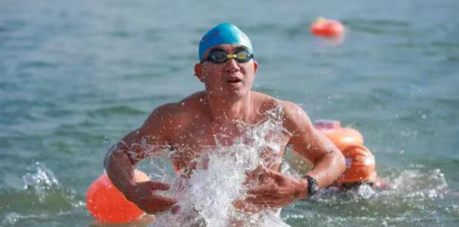 700多名冬泳爱好者畅游茅山湖 运动健身迎新年